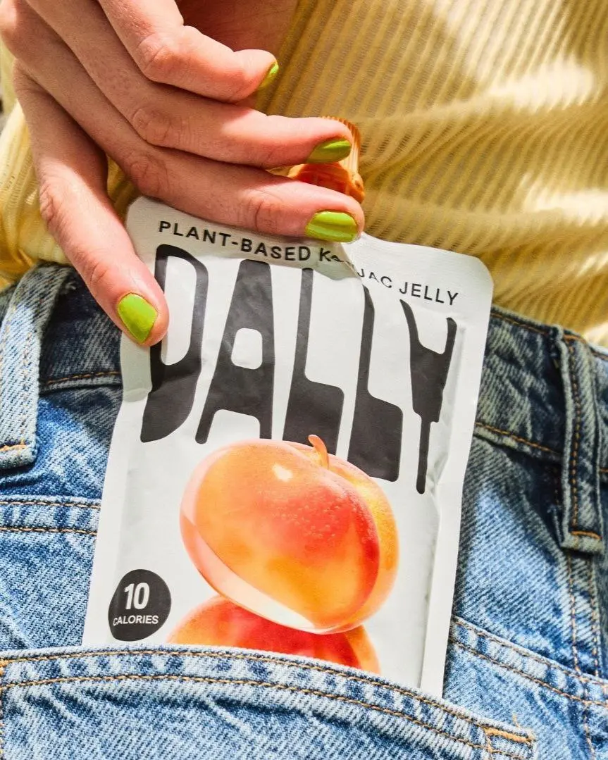 Сохраните себе этот бренд как сильный пример работы с продуктом и упаковкой
DALLY — это популярное в Азии конжаковое желе, которое команда адаптировала под предпочтения западных потребителей и позицио... | Сетка — социальная сеть от hh.ru