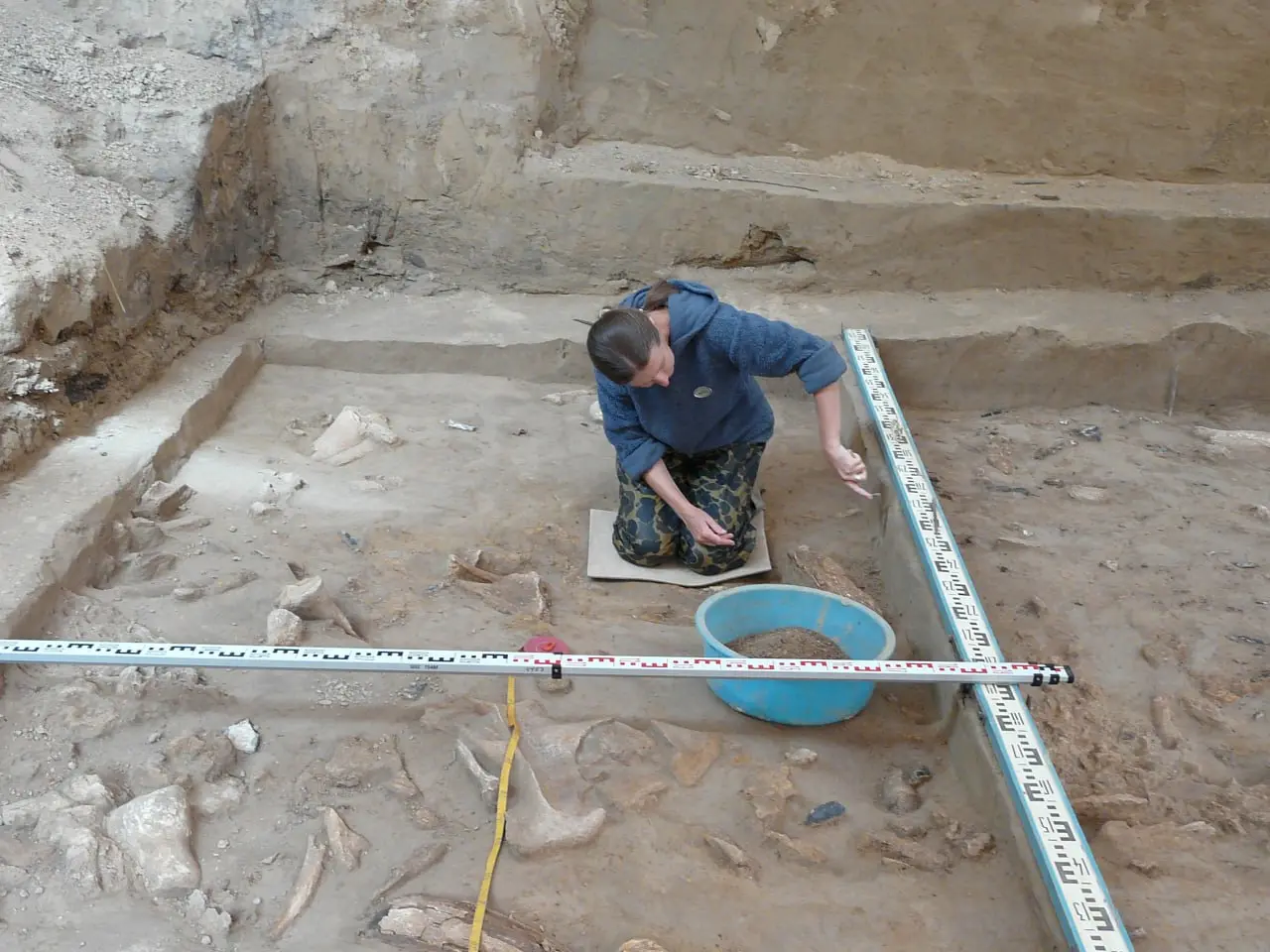 Зачем археологи оставляют эти дурацкие бровки? 🏺🕵️‍♂️
Если вы когда-нибудь видели раскопки, то замечали: вся площадь разбита на квадраты, а между ними — узкие полоски нетронутой земли | Сетка — социальная сеть от hh.ru