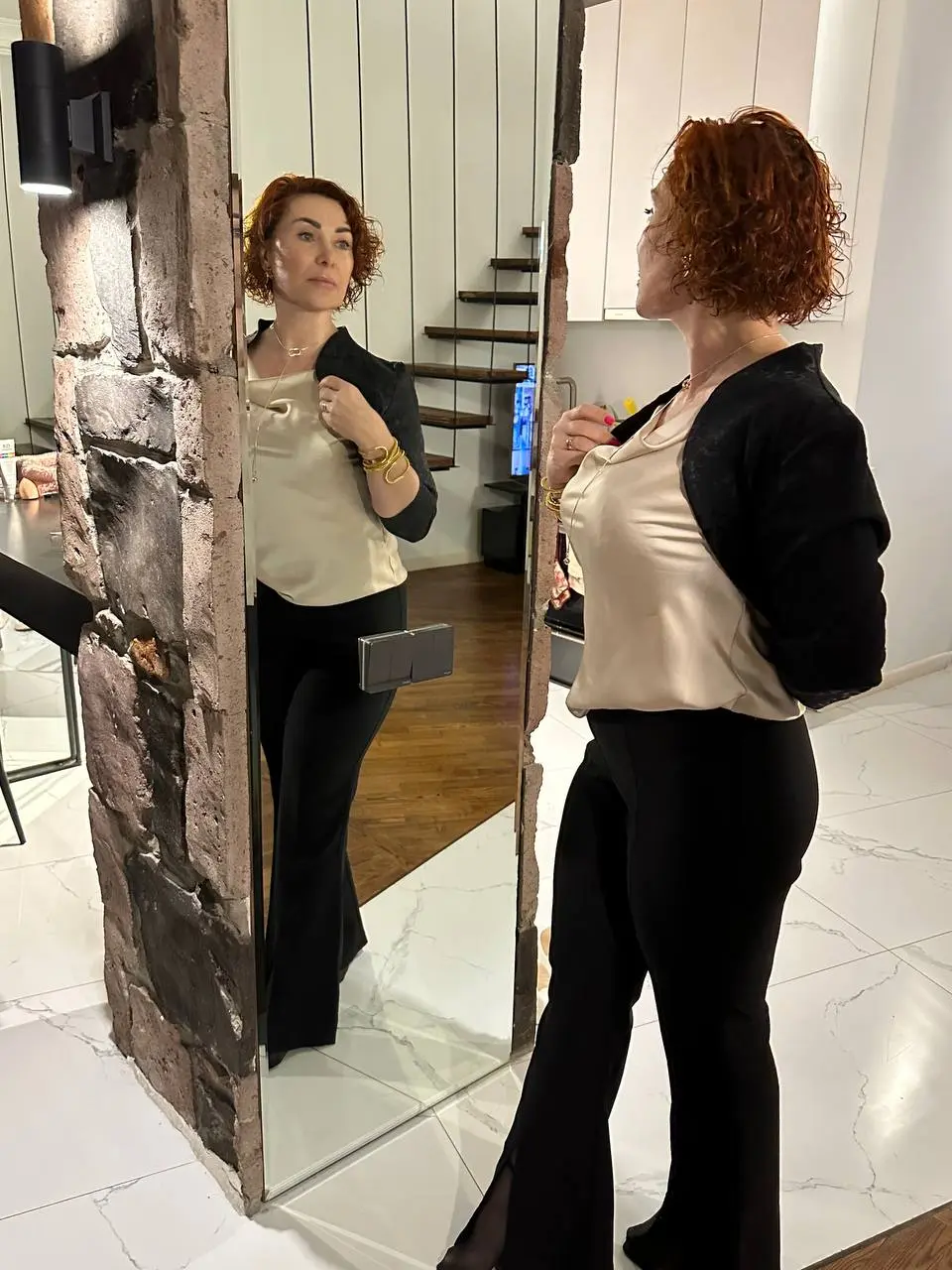 …Отражение и отношения
Иногда отношения с окружающими начинаются…
с отношений с собой.
С того самого утреннего взгляда в зеркало.
Когда ты нравишься себе —
по-другому держишься.
Спокойнее говоришь | Сетка — социальная сеть от hh.ru