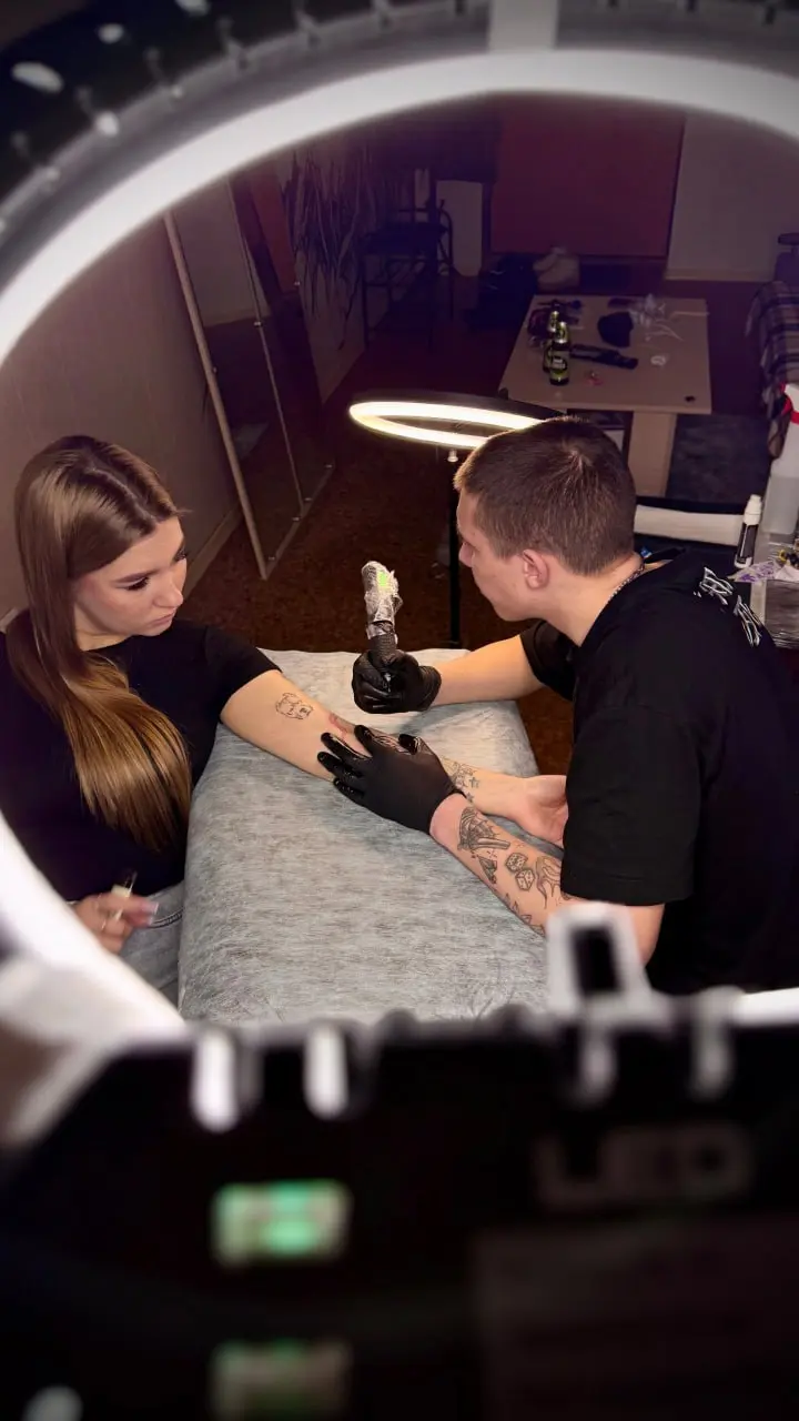 А вот и фотографии с той самой съёмки тату-мастера.
Снимали прямо во время сеанса — без постановки, только процесс, атмосфера студии и детали работы | Сетка — социальная сеть от hh.ru