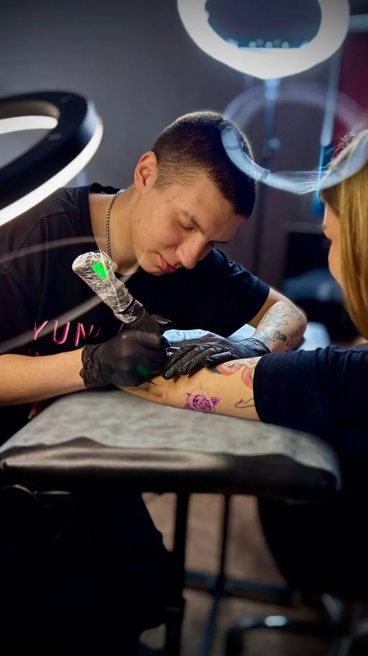 А вот и фотографии с той самой съёмки тату-мастера.
Снимали прямо во время сеанса — без постановки, только процесс, атмосфера студии и детали работы | Сетка — социальная сеть от hh.ru