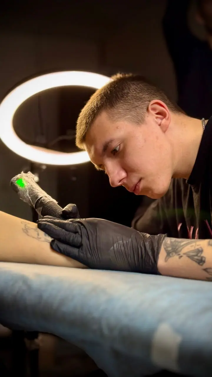 А вот и фотографии с той самой съёмки тату-мастера.
Снимали прямо во время сеанса — без постановки, только процесс, атмосфера студии и детали работы | Сетка — социальная сеть от hh.ru