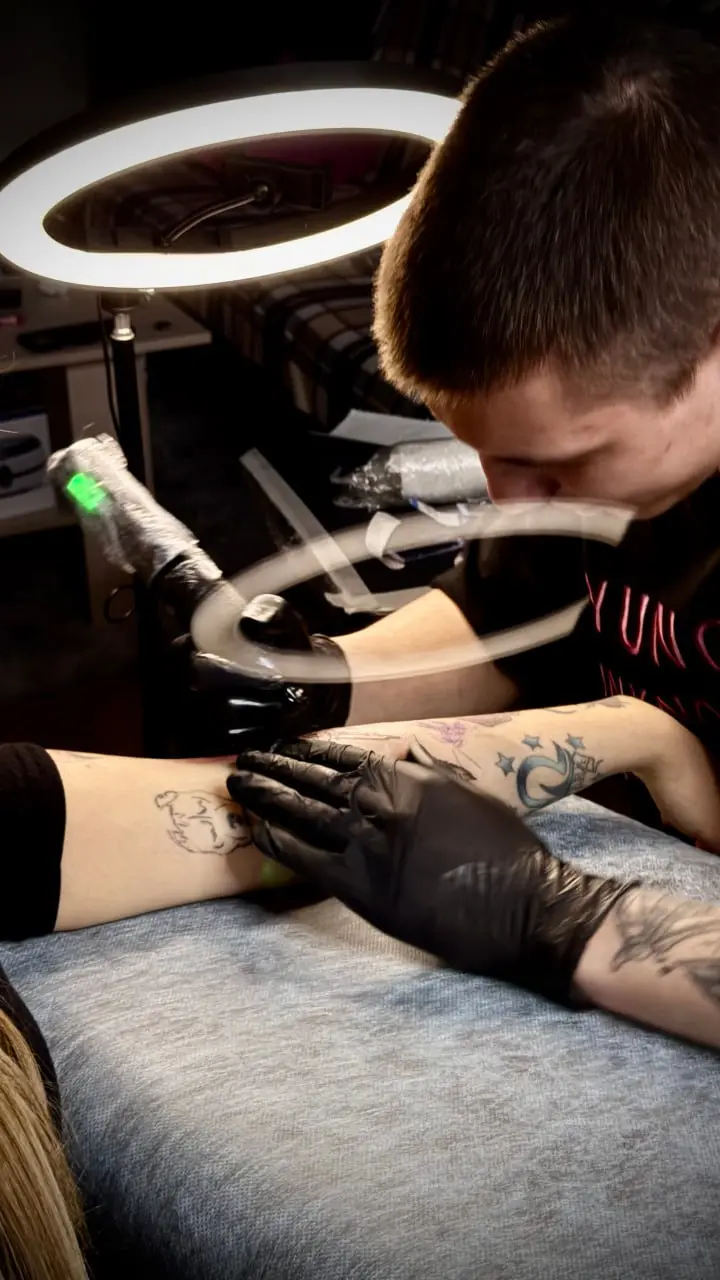 А вот и фотографии с той самой съёмки тату-мастера.
Снимали прямо во время сеанса — без постановки, только процесс, атмосфера студии и детали работы | Сетка — социальная сеть от hh.ru