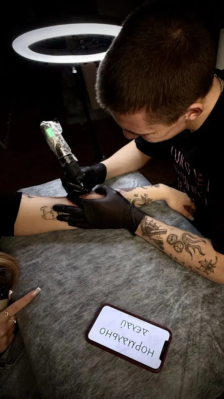 А вот и фотографии с той самой съёмки тату-мастера.
Снимали прямо во время сеанса — без постановки, только процесс, атмосфера студии и детали работы | Сетка — социальная сеть от hh.ru
