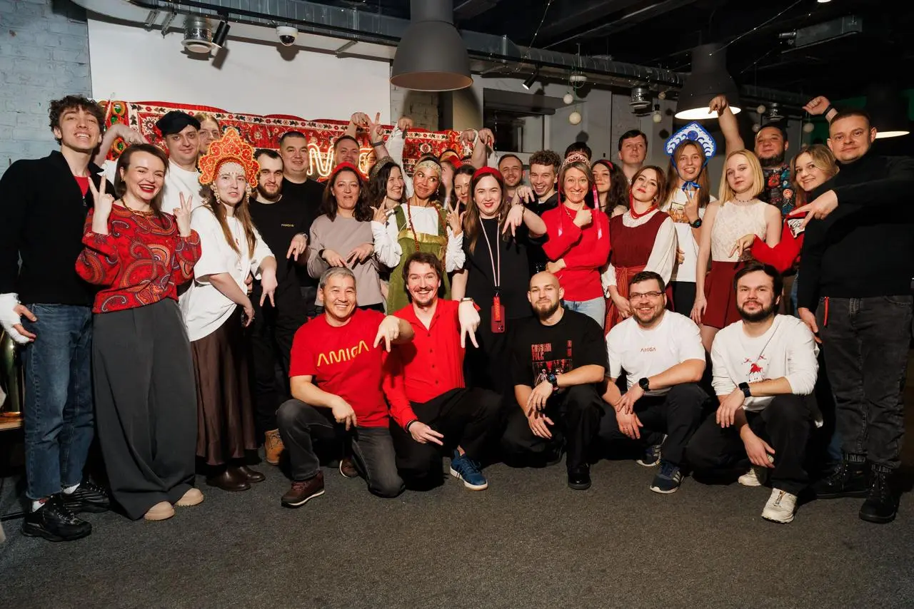 ⚙️ Фоточки с аля-рус корпоратива Amiga прилетели :)
В Москву решил свой сибирский тулуп не везти, а обойтись принтом расписным | Сетка — социальная сеть от hh.ru