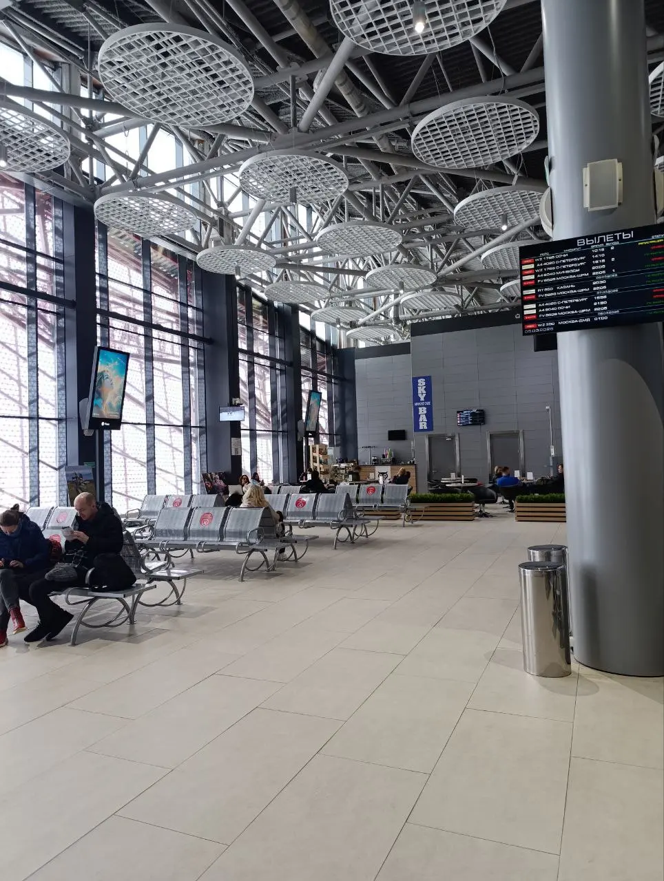 Сидим в аэропорту, ждём вылет в Сочи ✈️
Честно сказать, у меня тревога перед каждой поездкой. Особенно, если ожидается перелет | Сетка — социальная сеть от hh.ru