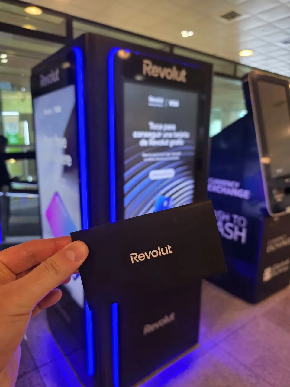Клевый пример Instant issuance — автомат с картами Revolut в аэропорту El Prat в Барсе | Сетка — социальная сеть от hh.ru