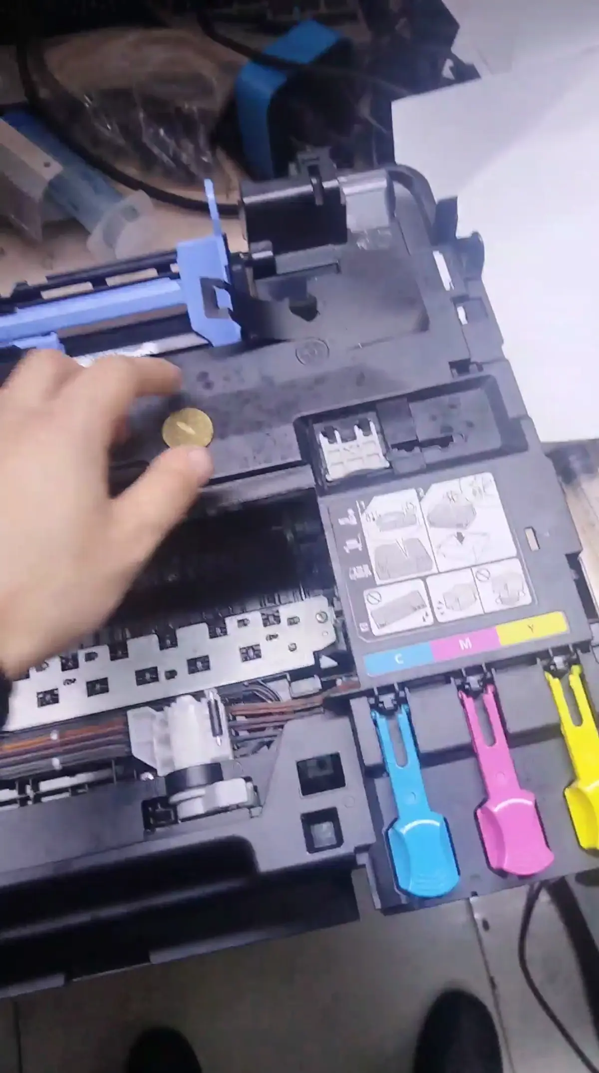 За время работы с чем только не сталкиваешься и перестаёшь удивляться. Однажды пришла женщина с проблемой: принтер не захватывает бумагу. Ну что ж, проведём диагностику | Сетка — социальная сеть от hh.ru