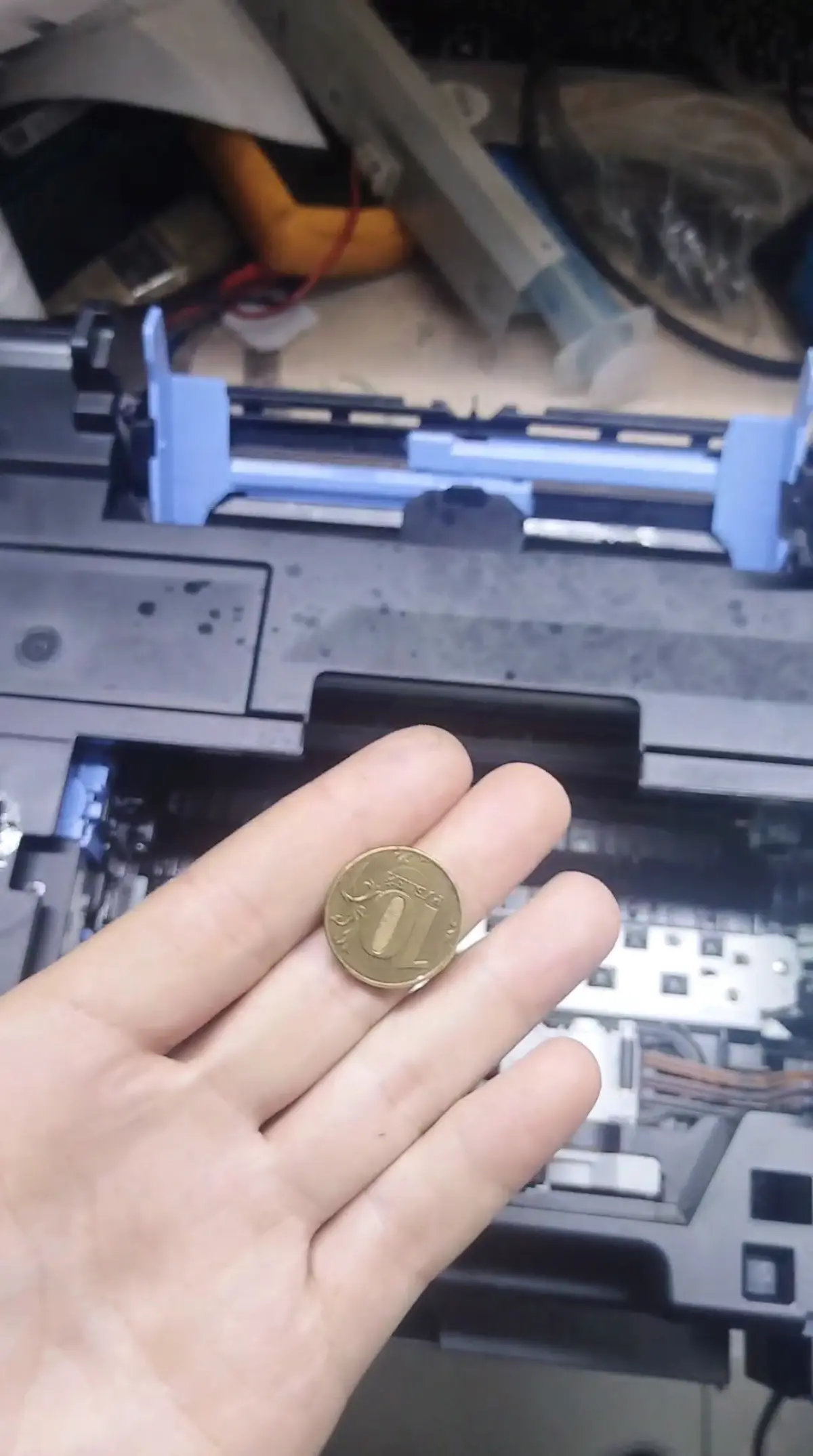 За время работы с чем только не сталкиваешься и перестаёшь удивляться. Однажды пришла женщина с проблемой: принтер не захватывает бумагу. Ну что ж, проведём диагностику | Сетка — социальная сеть от hh.ru