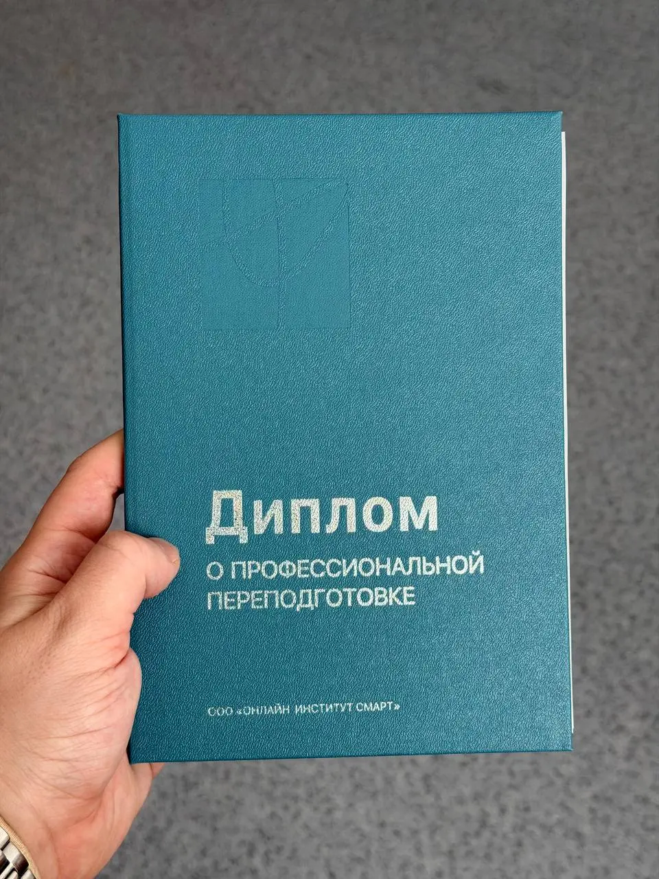 Теперь квалифицированный дизайнер
В прошлом году окончил на отлично курс «Графического дизайнера» в онлайн институте Vill. Растянул его прохождение на 3 года. Никому не советую покупать курсы | Сетка — социальная сеть от hh.ru