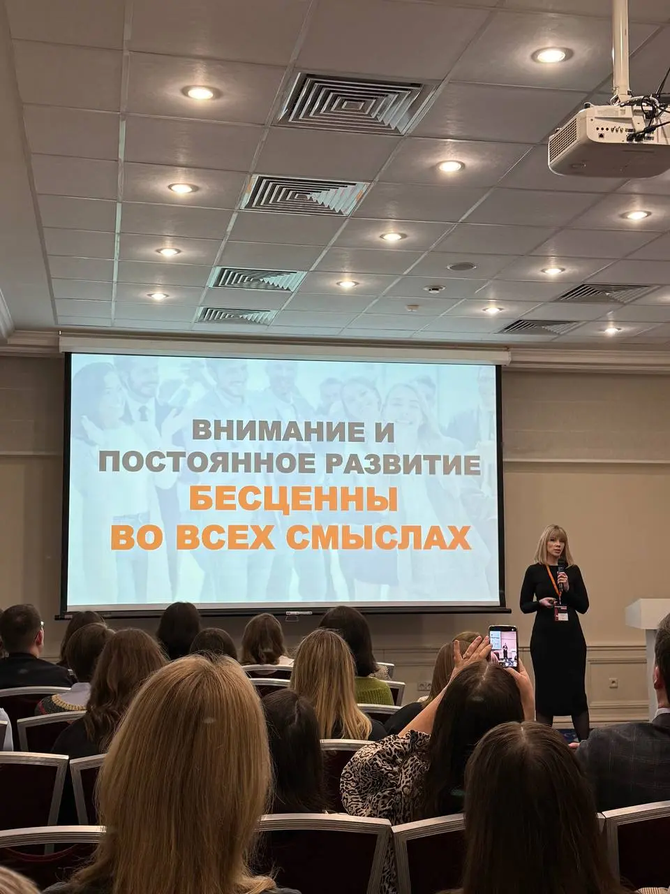 Активно работаем на конференции, общаемся с коллегами, обсуждаем тренды, современные подходы и практики .
В 18:00 начинается работа в группах | Сетка — социальная сеть от hh.ru