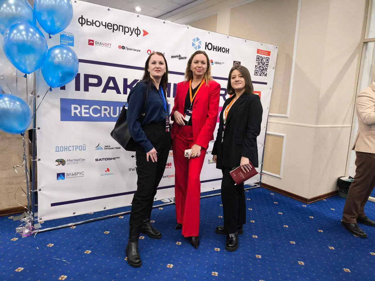 Активно работаем на конференции, общаемся с коллегами, обсуждаем тренды, современные подходы и практики .
В 18:00 начинается работа в группах | Сетка — социальная сеть от hh.ru