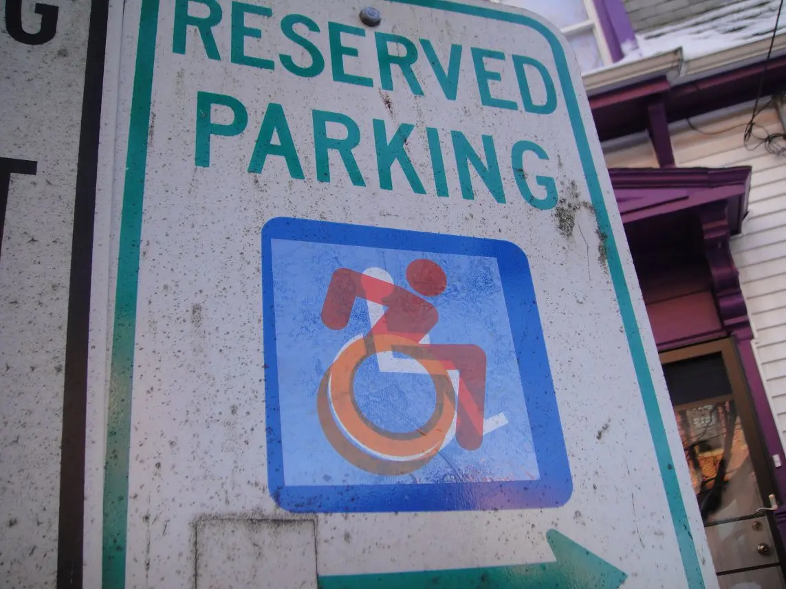Поменял иллюстрацию канала и вспомнил проект «Доступный значок» (The Accessible Icon Project). Забавная штука, решил поделиться тут. Думаю, многие о таком не слышали | Сетка — социальная сеть от hh.ru