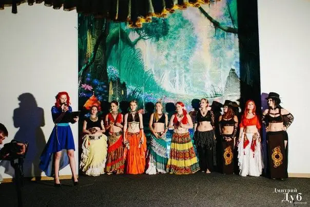 Какой необычный навык вы пронесли через всю жизнь?
У меня это — сцена.
Я выступаю с детства, и мне в целом без разницы, что конкретно на сцене делать | Сетка — социальная сеть от hh.ru