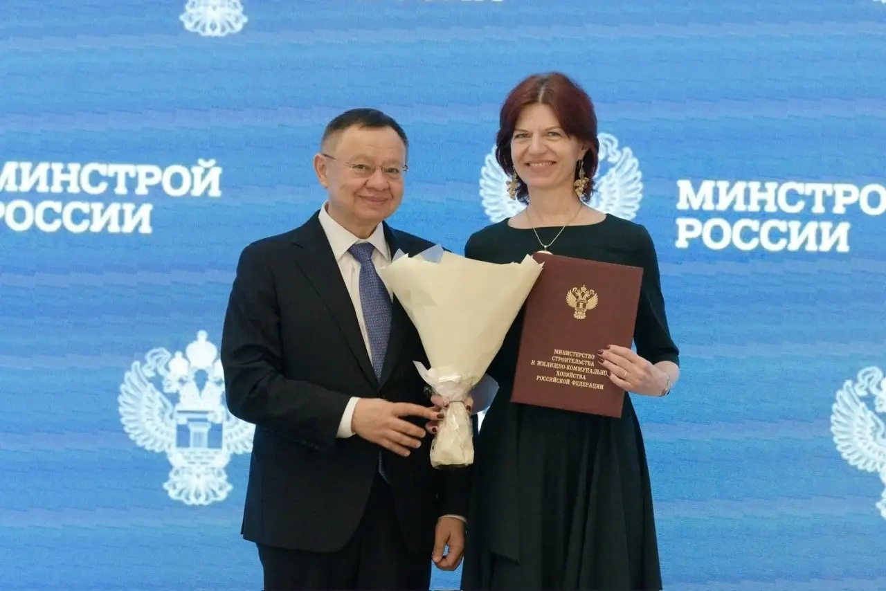 Ирек Файзуллин: Все держится на женщинах
В преддверии Международного женского дня в Минстрое России состоялась торжественная церемония награждения сотрудниц строительной отрасли и ЖКХ | Сетка — социальная сеть от hh.ru