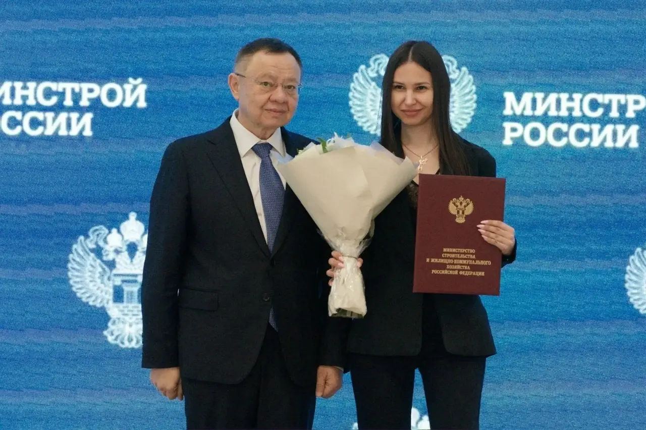 Ирек Файзуллин: Все держится на женщинах
В преддверии Международного женского дня в Минстрое России состоялась торжественная церемония награждения сотрудниц строительной отрасли и ЖКХ | Сетка — социальная сеть от hh.ru