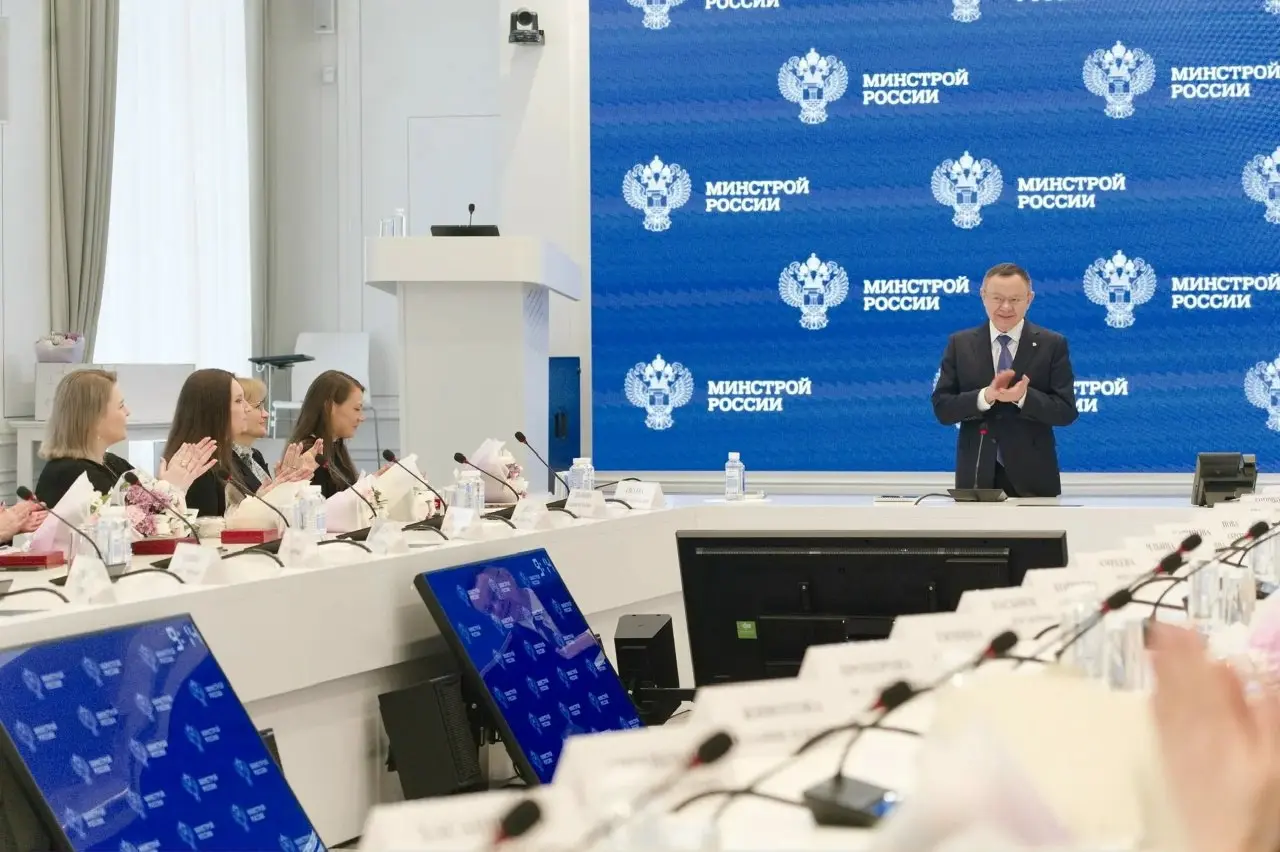 Ирек Файзуллин: Все держится на женщинах
В преддверии Международного женского дня в Минстрое России состоялась торжественная церемония награждения сотрудниц строительной отрасли и ЖКХ | Сетка — социальная сеть от hh.ru