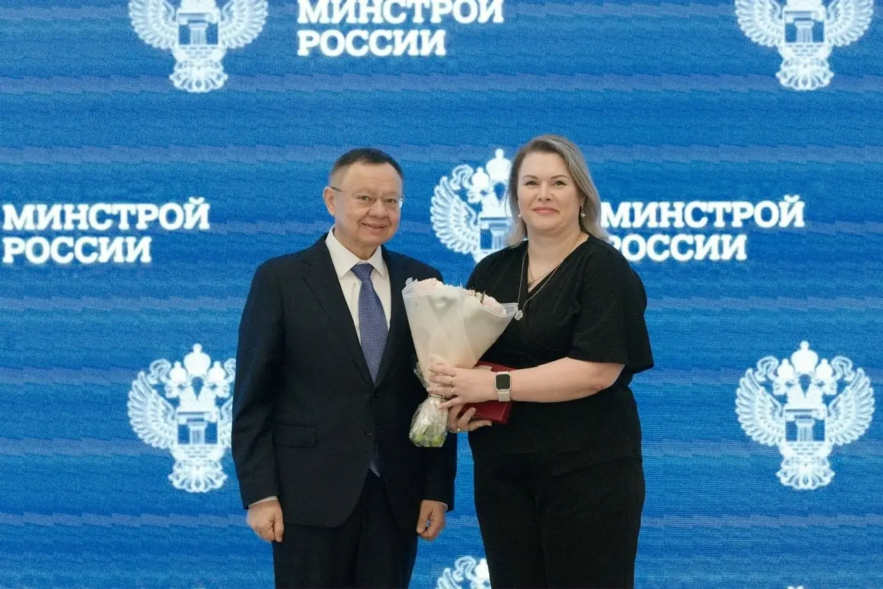 Ирек Файзуллин: Все держится на женщинах
В преддверии Международного женского дня в Минстрое России состоялась торжественная церемония награждения сотрудниц строительной отрасли и ЖКХ | Сетка — социальная сеть от hh.ru
