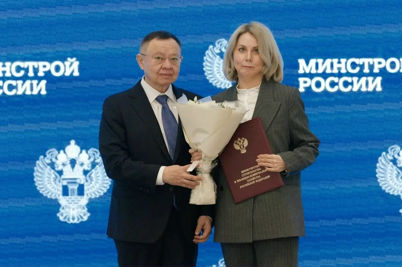 Ирек Файзуллин: Все держится на женщинах
В преддверии Международного женского дня в Минстрое России состоялась торжественная церемония награждения сотрудниц строительной отрасли и ЖКХ | Сетка — социальная сеть от hh.ru