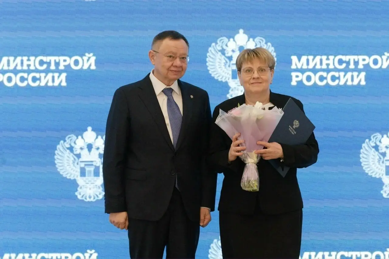 Ирек Файзуллин: Все держится на женщинах
В преддверии Международного женского дня в Минстрое России состоялась торжественная церемония награждения сотрудниц строительной отрасли и ЖКХ | Сетка — социальная сеть от hh.ru