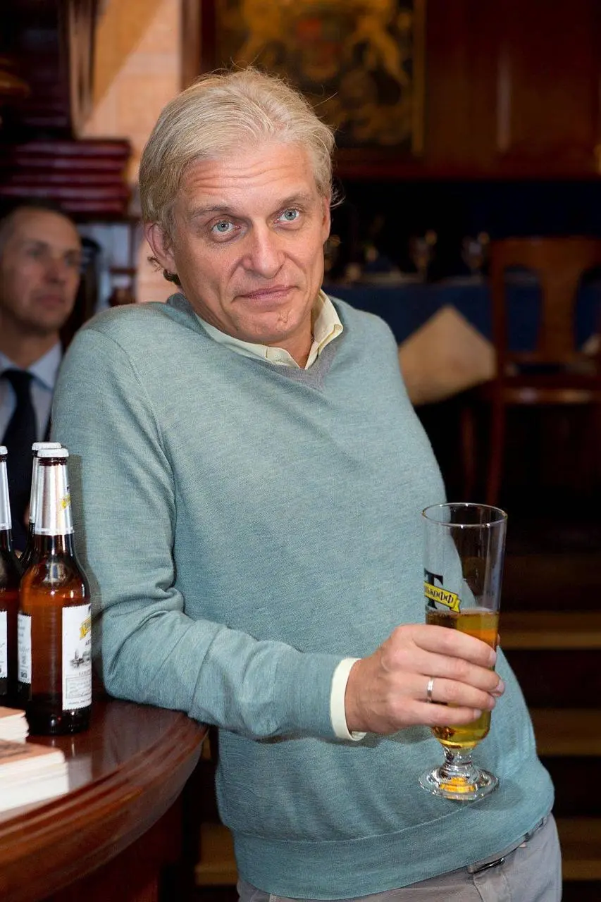 Пятница, драгоценные! 🍺
Ну что, снова откупориваем пенное? На очереди у нас — пиво Тинькофф! Как пиво стало банком? Ну блин, а когда алкоголь не был валютой в рф? Я как-то читал биографию одного русск... | Сетка — социальная сеть от hh.ru