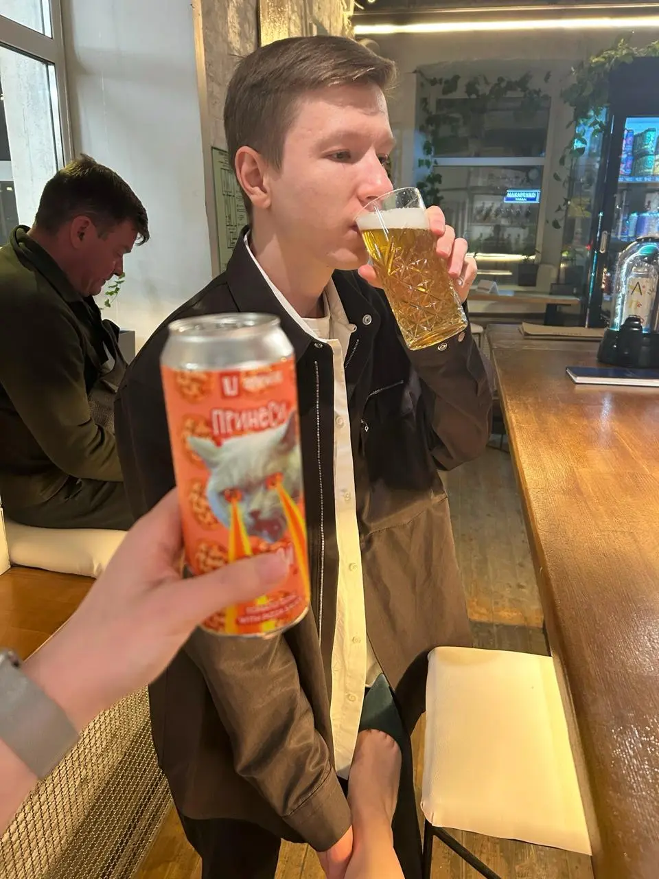 Пятница, драгоценные! 🍺
Ну что, снова откупориваем пенное? На очереди у нас — пиво Тинькофф! Как пиво стало банком? Ну блин, а когда алкоголь не был валютой в рф? Я как-то читал биографию одного русск... | Сетка — социальная сеть от hh.ru