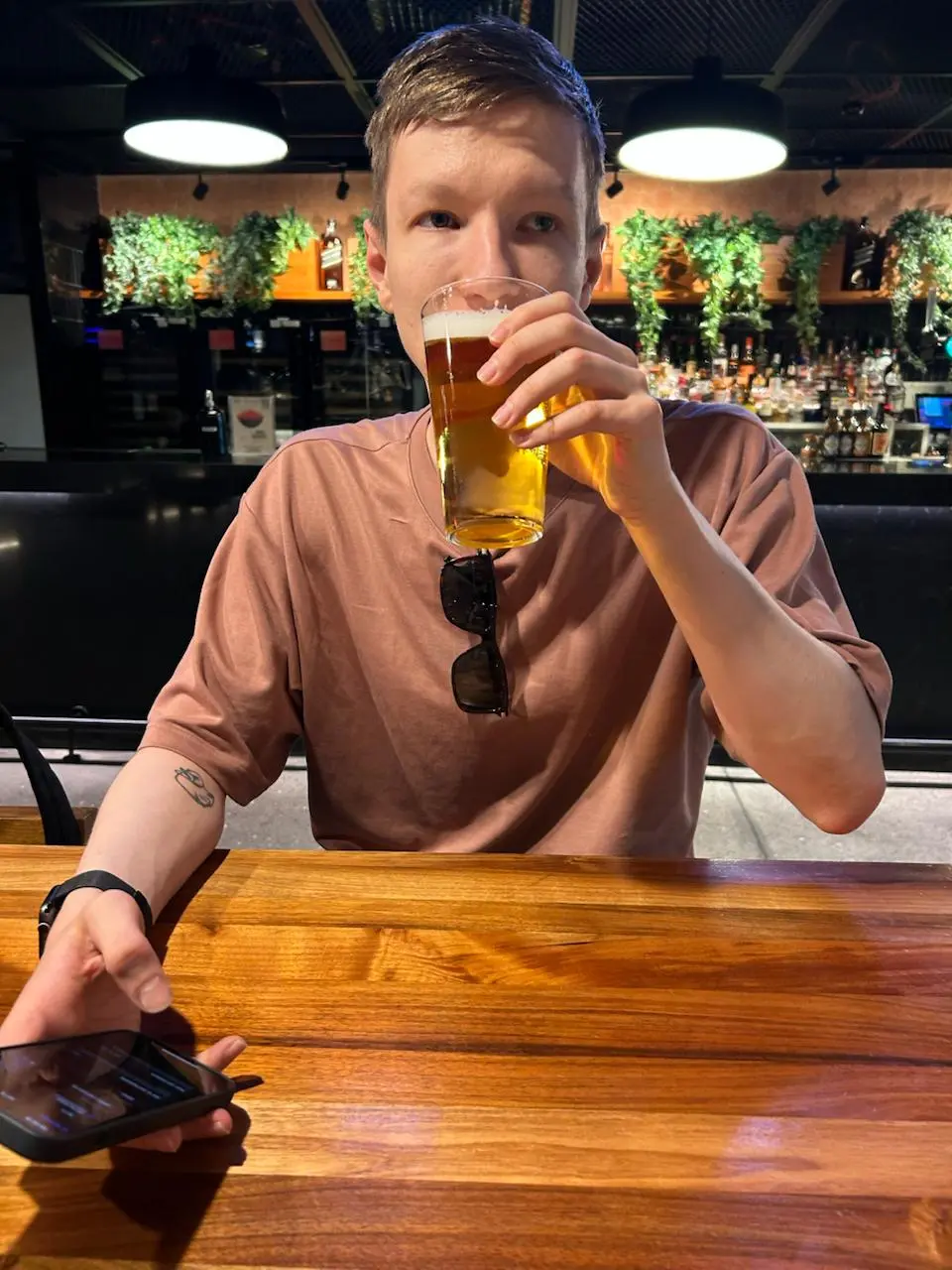 Пятница, драгоценные! 🍺
Ну что, снова откупориваем пенное? На очереди у нас — пиво Тинькофф! Как пиво стало банком? Ну блин, а когда алкоголь не был валютой в рф? Я как-то читал биографию одного русск... | Сетка — социальная сеть от hh.ru