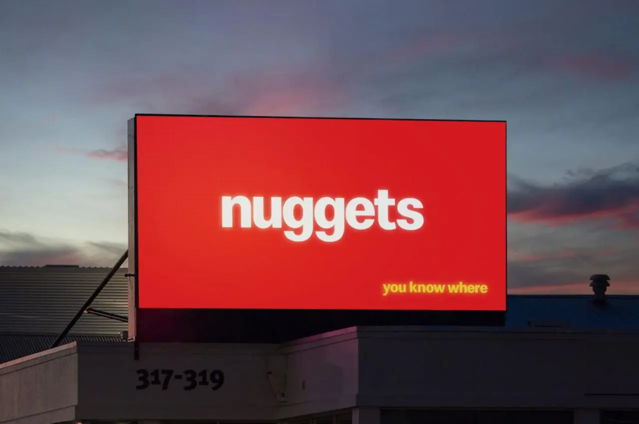 McDonald's решил показать силу своего бренда. Они убрали с билбордов логотип и фотографии еды, оставив только текст в фирменном цвете с названиями популярных позиций меню | Сетка — социальная сеть от hh.ru