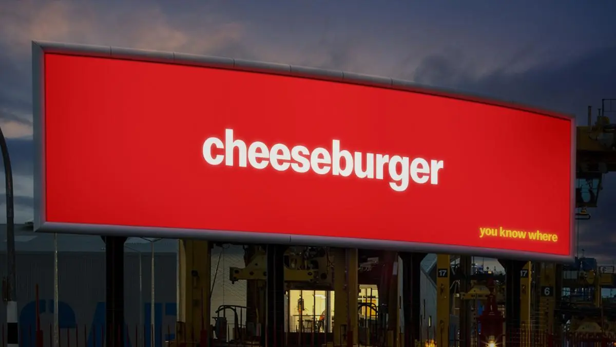 McDonald's решил показать силу своего бренда. Они убрали с билбордов логотип и фотографии еды, оставив только текст в фирменном цвете с названиями популярных позиций меню | Сетка — социальная сеть от hh.ru