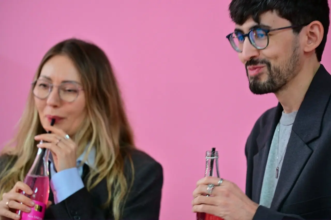 Знаете, почему так розово? Потому что это #ROZOVO! В кадре гости - основатели 'Genesis International Film Festival' / международного кино-фестиваля 'Дженезис' и Толкового клуба "ГЕНЕЗИС" в Москве - су... | Сетка — социальная сеть от hh.ru