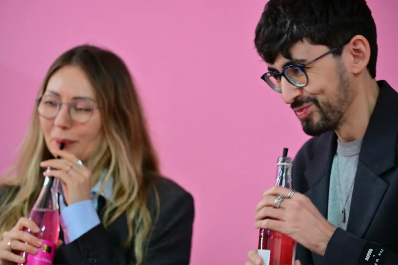 Знаете, почему так розово? Потому что это #ROZOVO! В кадре гости - основатели 'Genesis International Film Festival' / международного кино-фестиваля 'Дженезис' и Толкового клуба "ГЕНЕЗИС" в Москве - су... | Сетка — социальная сеть от hh.ru