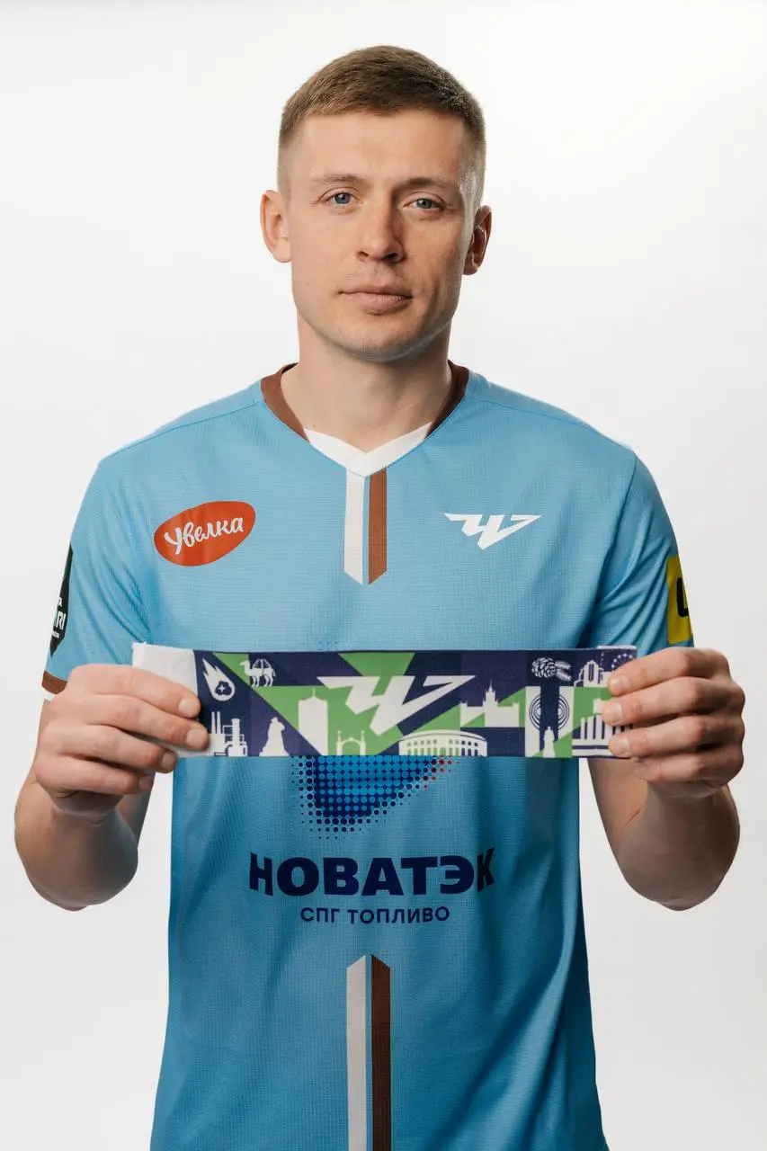 Новый аксессуар для нашего кэпа 🔥
Продолжаем экспериментировать в весенней части сезона — Александр Жиров будет играть с новой капитанской повязкой ⚽️
Мы вдохновились работами известного графического ... | Сетка — социальная сеть от hh.ru