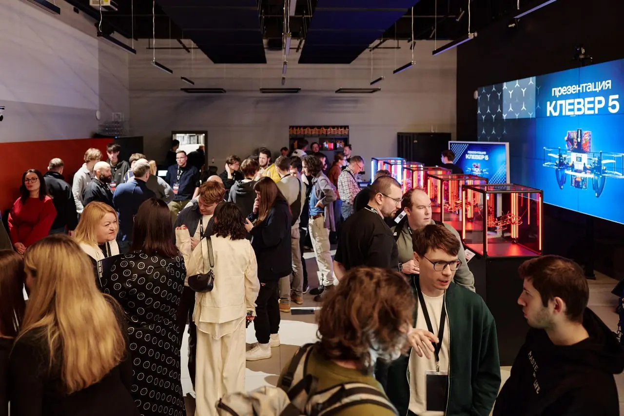 «Клевер COEX» при поддержке Университета 2035 и Федерации гонок дронов России представила на площадке «Дрон-гараж» новую линейку образовательных квадрокоптеров «Клевер 5»
В нее вошли учебные версии дл... | Сетка — социальная сеть от hh.ru