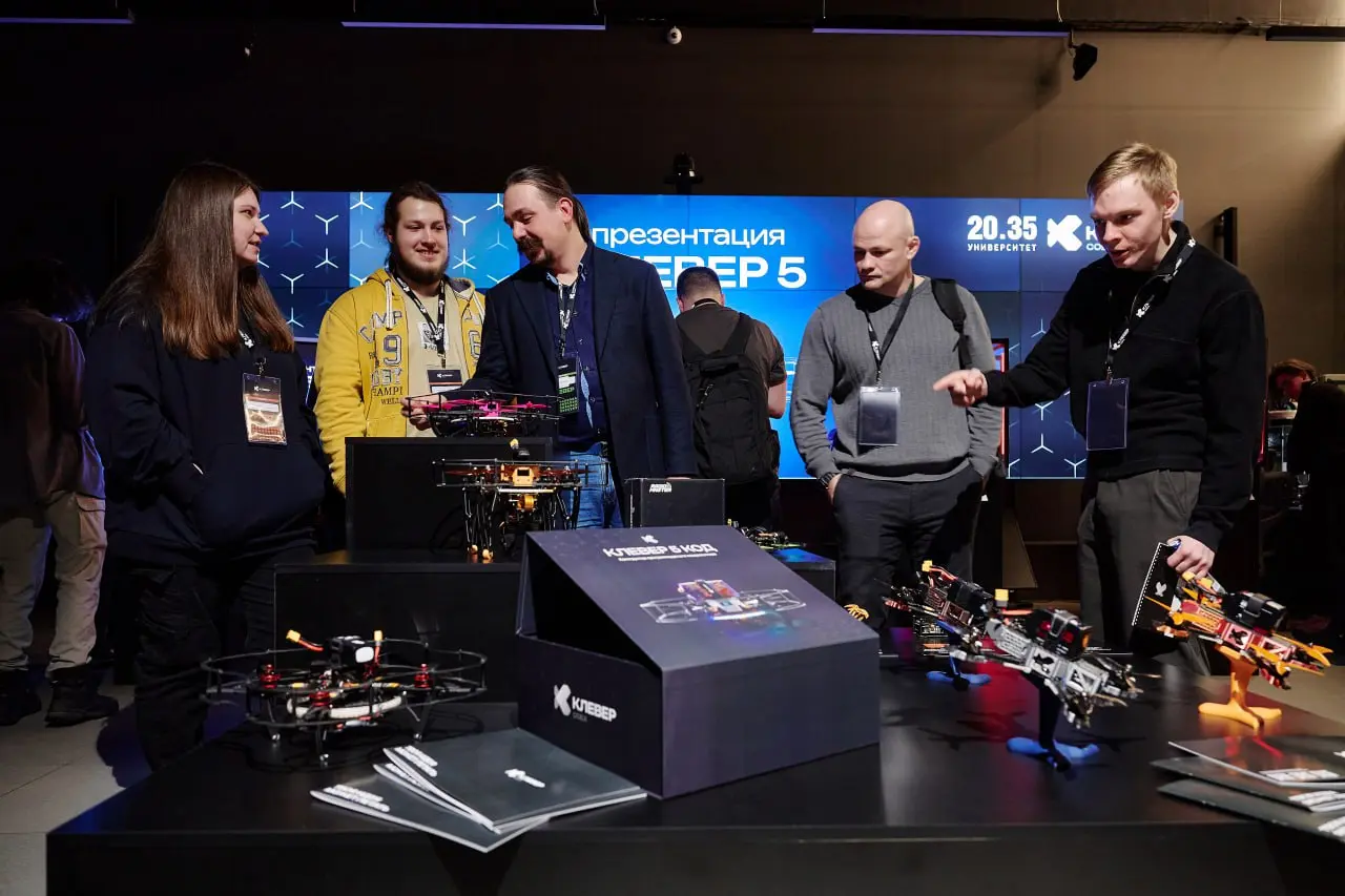 «Клевер COEX» при поддержке Университета 2035 и Федерации гонок дронов России представила на площадке «Дрон-гараж» новую линейку образовательных квадрокоптеров «Клевер 5»
В нее вошли учебные версии дл... | Сетка — социальная сеть от hh.ru