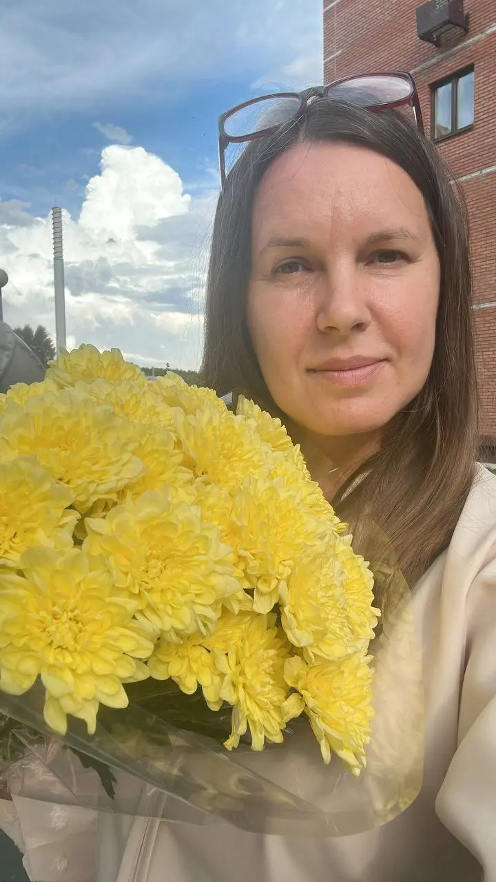 Дорогие дамы!
С 8 Марта! В этот весенний день хочу пожелать вам, чтобы ваша жизнь была такой же яркой и насыщенной, как цветы, распускающиеся на улице | Сетка — социальная сеть от hh.ru