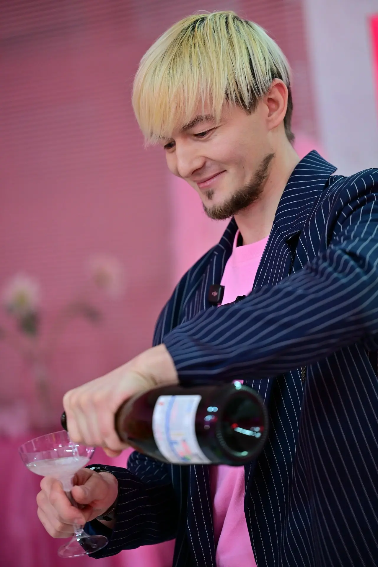 Девушки, пусть Ваша жизнь будет невероятной! Искрящейся и радостной, как весёлые пузырьки розового шaмпaнскoгo! Безалкогольная арт-вечеринка #ROZOVO шлёт всем привет!
Арман Райн в объективе фотографа ... | Сетка — социальная сеть от hh.ru