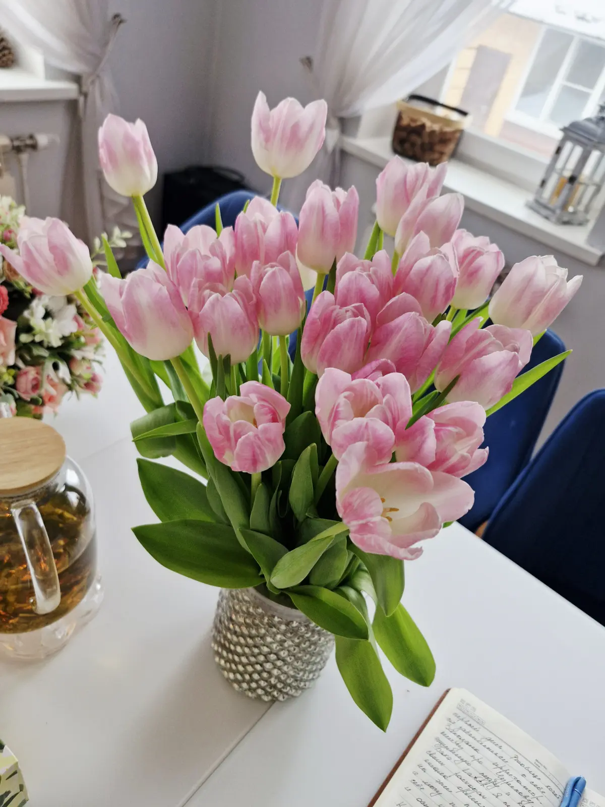 8 МАРТА! 🌷🌷🌷
Это праздник весны!
Именно в этот день сильнее всего ощущается, что долгая долгая зима позади. И пусть на улицах еще лежит снег | Сетка — социальная сеть от hh.ru