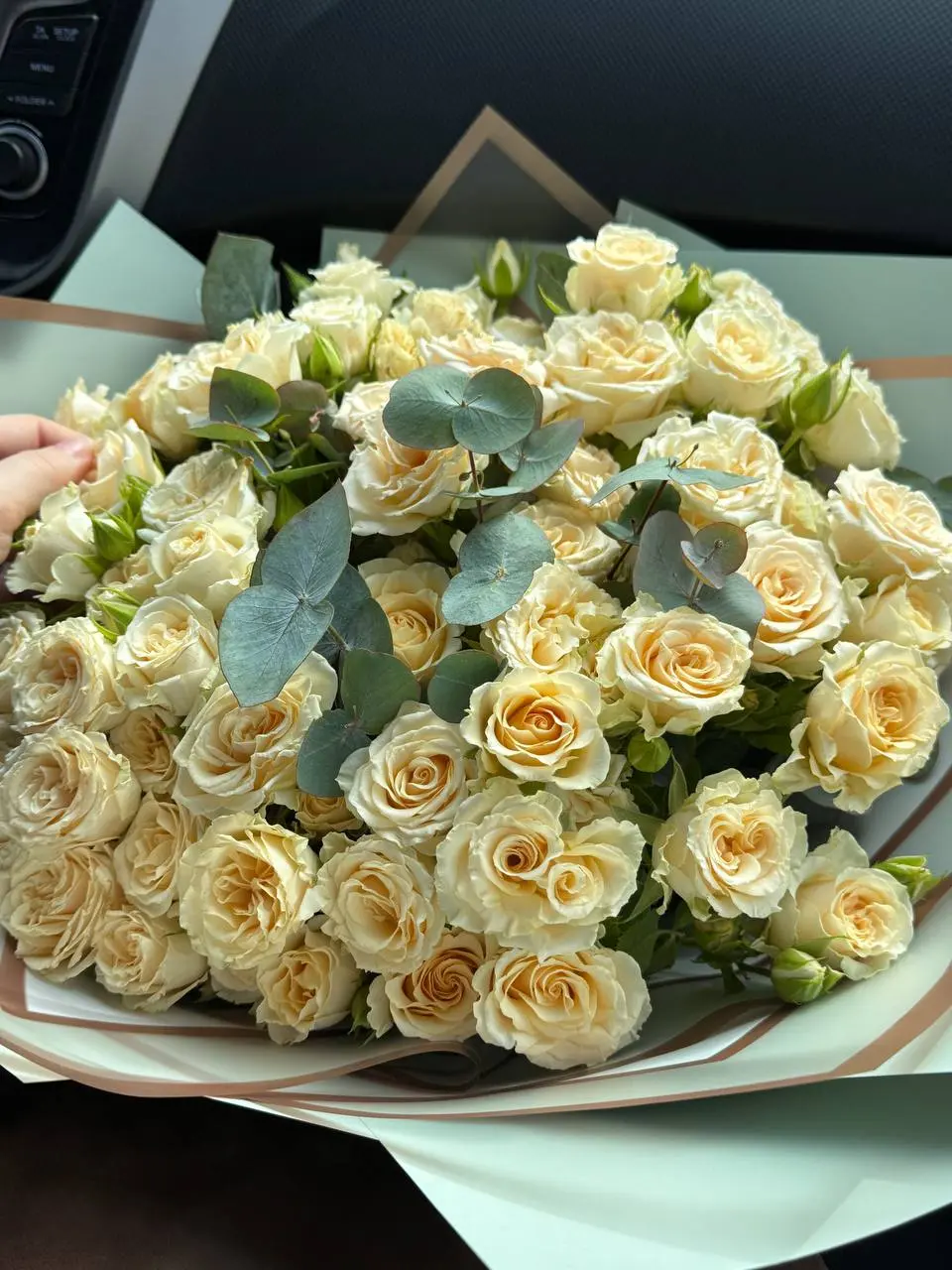 Всех девочек поздравляю с 8 марта 💗
Муж утром сделал кофе, блинчики и подарил цепочку 😅 а потом ещё и цветы подарил, я ооочень рада 😁 | Сетка — социальная сеть от hh.ru