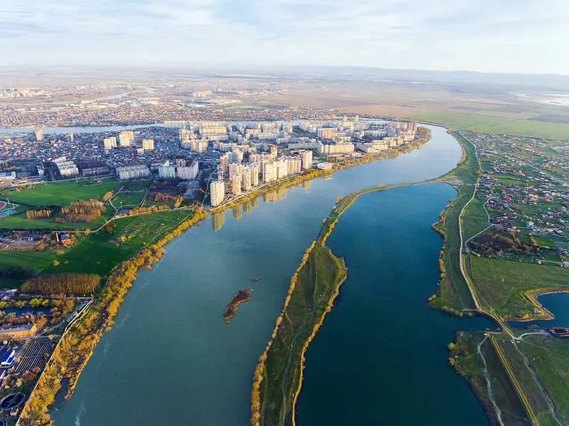 🏡Юбилейный микрорайон (ЮМР)
📍 Где находится?
Западный округ, фактически на полуострове, с трёх сторон окружённом рекой Кубань.
✅ Плюсы
1. Экология и природа
2 | Сетка — социальная сеть от hh.ru