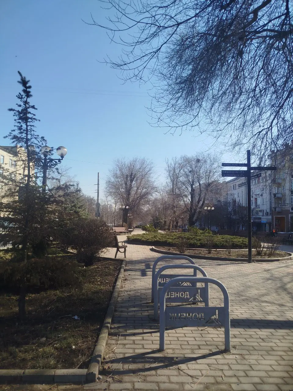 Рассказываю. Я на Донбассе.
Собиралась сюда уже больше года и решила, что пора всё-таки ехать. В свое время мне отказали в качестве добровольца, поэтому смогла попасть только волонтёром | Сетка — социальная сеть от hh.ru