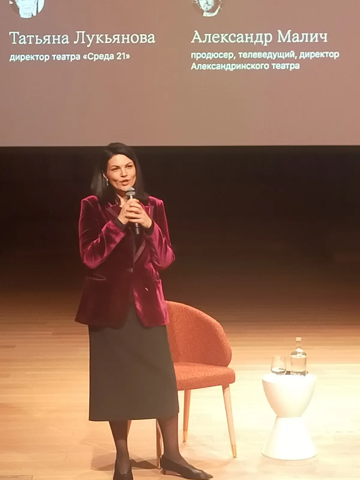 Искусство управлять искусством
#заметкивсетке
О руководстве.
Театр это добровольная диктатура художественного руководителя.
Об актерах | Сетка — социальная сеть от hh.ru