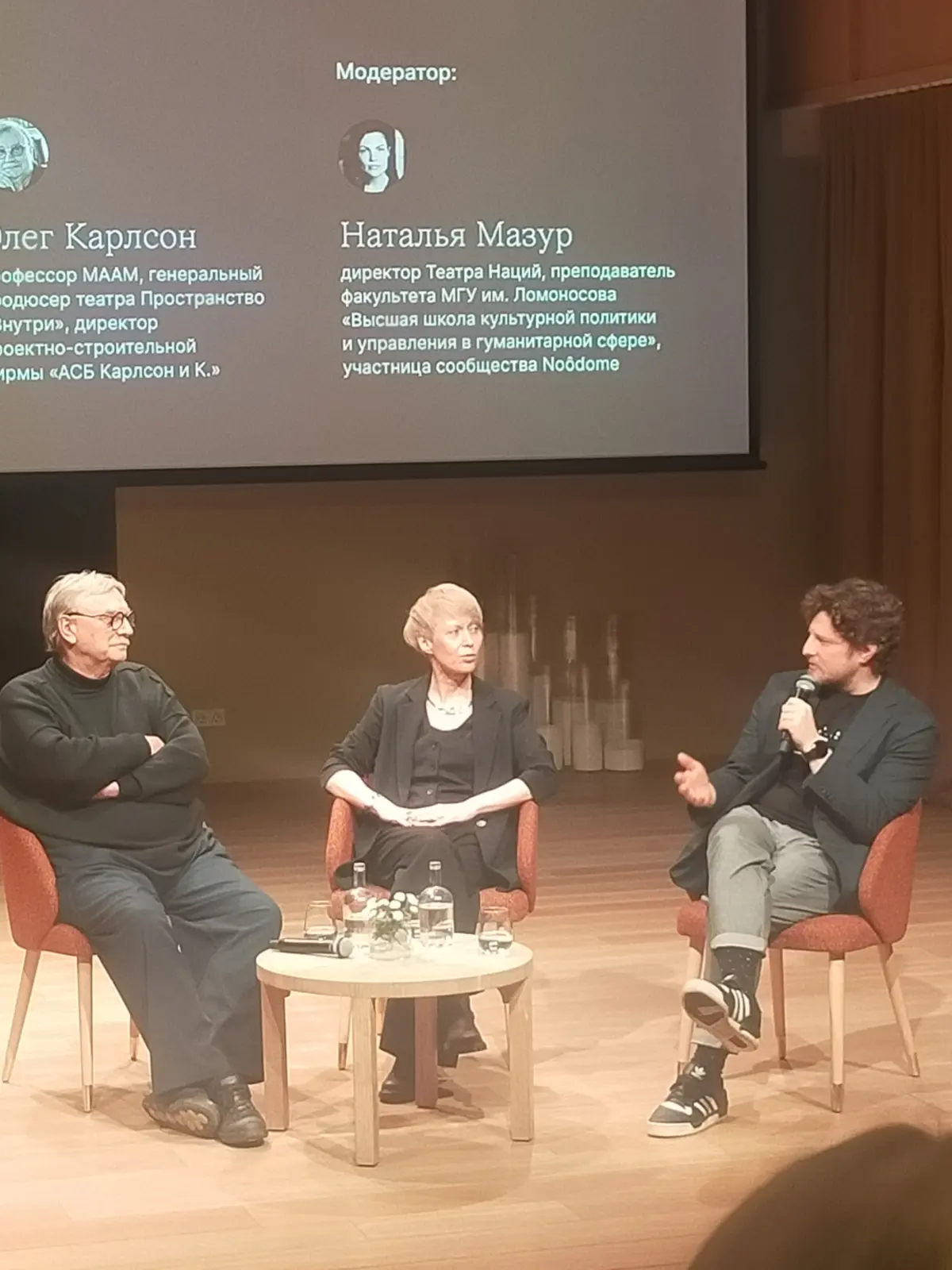 Искусство управлять искусством
#заметкивсетке
О руководстве.
Театр это добровольная диктатура художественного руководителя.
Об актерах | Сетка — социальная сеть от hh.ru