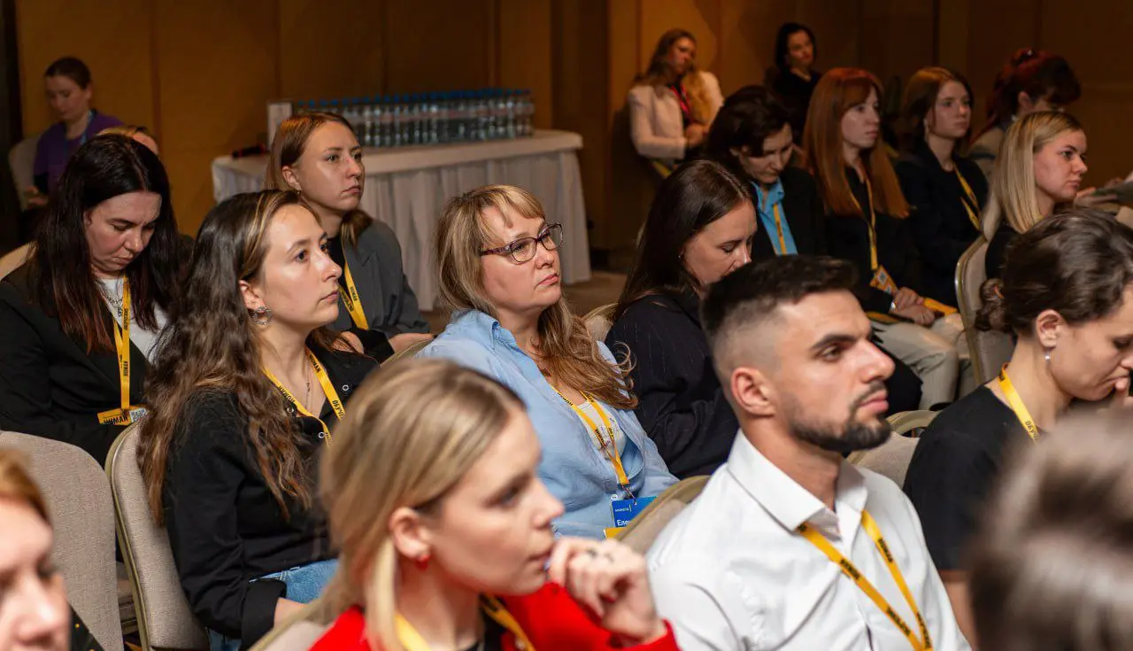 «Обучили, а толку ноль» — почему тренинги не работают? 📉
Вы тратите бюджеты, время и нервы, загоняя сотрудников на курсы, но ничего не меняется. Знания остаются в презентациях, а не в головах | Сетка — социальная сеть от hh.ru