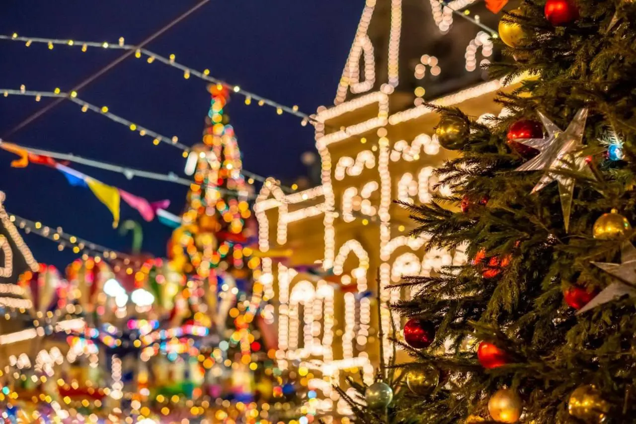 🎄В Москве начали демонтаж новогодних елей и праздничных декораций
Световые тоннели, арки и гирлянды отправят на склады до следующих новогодних праздников | Сетка — социальная сеть от hh.ru