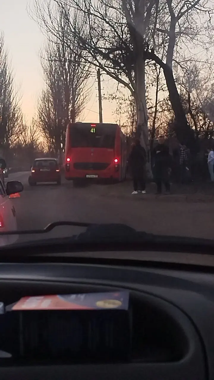 На больничном городке ДТП с участием 2 машин и автобуса. Будьте внимательны. | Сетка — социальная сеть от hh.ru