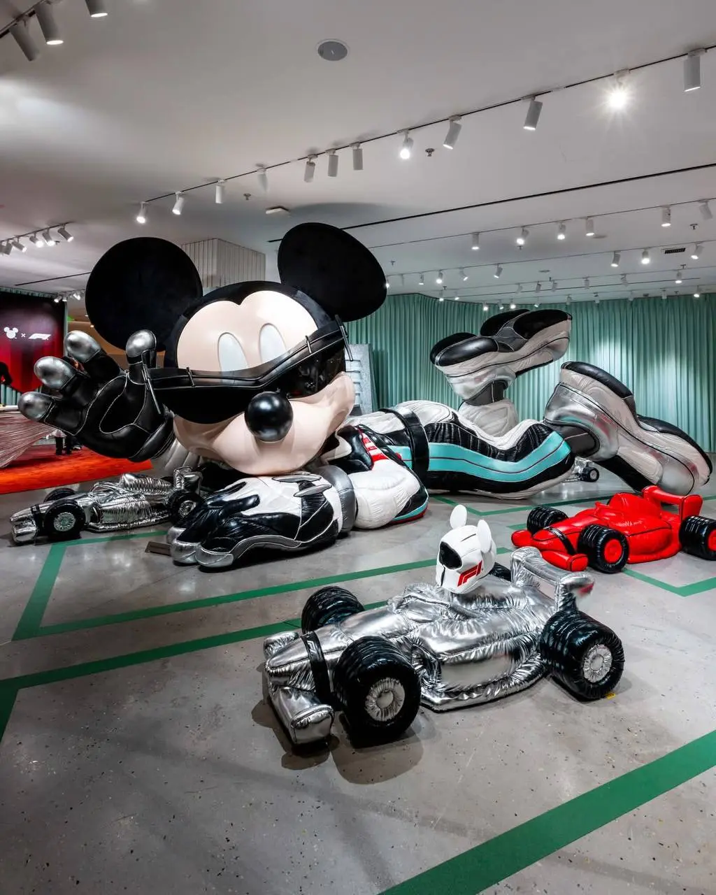 #Артем Микки.
На прошлой неделе рассказывал про яркий кросс-коллаб Disney x Формула-1 х Gentle Monster | Сетка — социальная сеть от hh.ru
