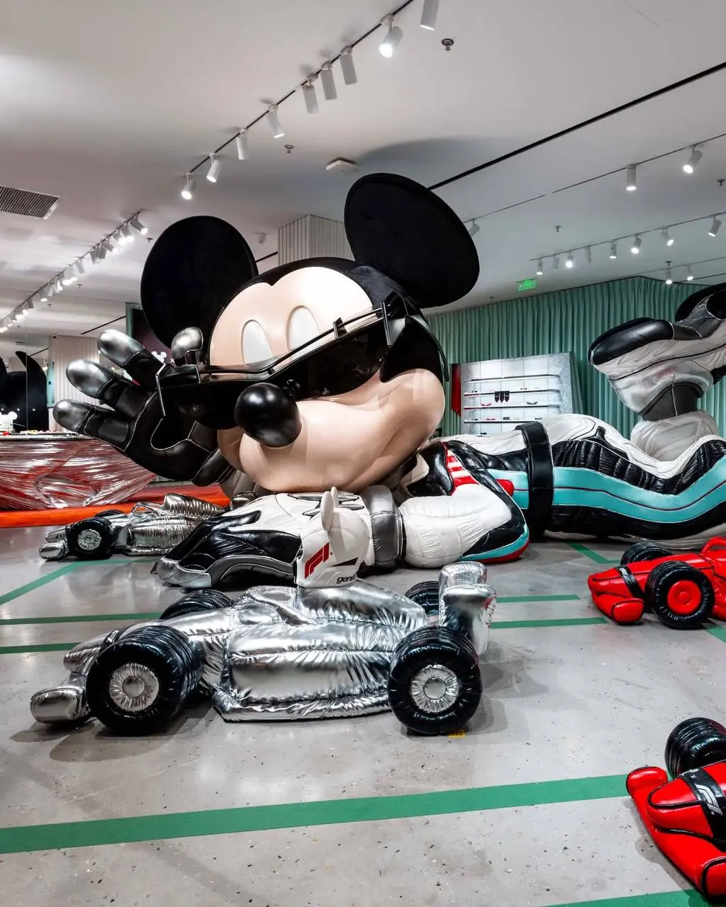 #Артем Микки.
На прошлой неделе рассказывал про яркий кросс-коллаб Disney x Формула-1 х Gentle Monster | Сетка — социальная сеть от hh.ru