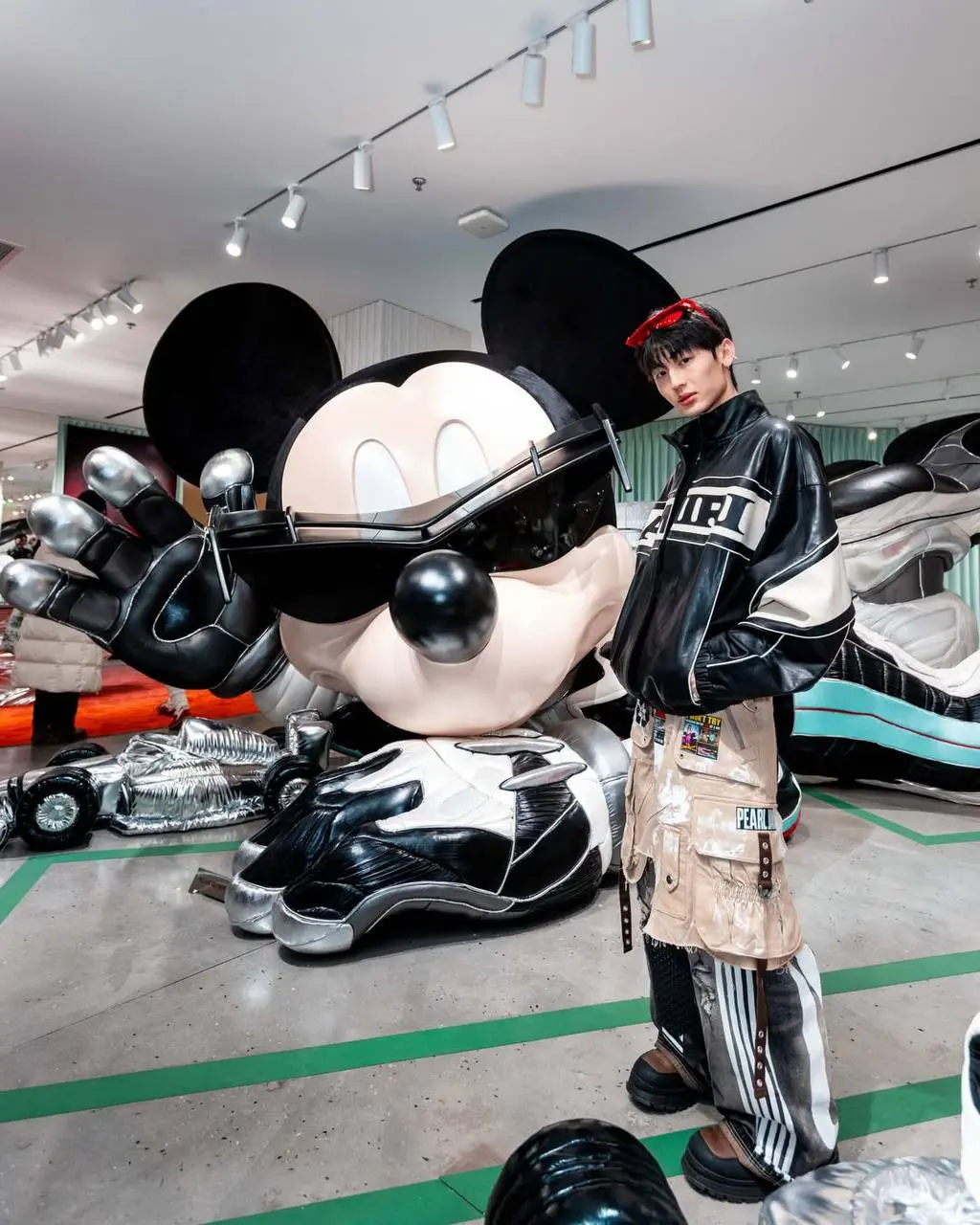 #Артем Микки.
На прошлой неделе рассказывал про яркий кросс-коллаб Disney x Формула-1 х Gentle Monster | Сетка — социальная сеть от hh.ru