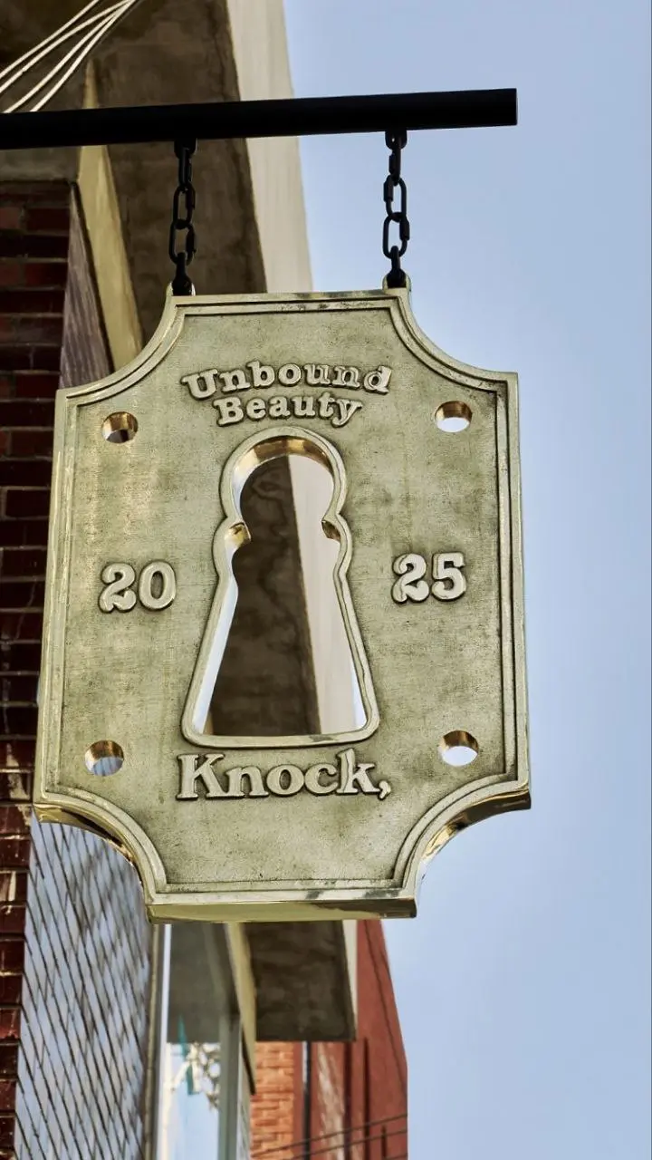 K-skincare и K-beauty
Не новость, что корейская косметика — огромное и активно развивающееся направление, сильно отличающееся от привычных западных средств, но в «сегодня лет» я узнала, что есть отдел... | Сетка — социальная сеть от hh.ru