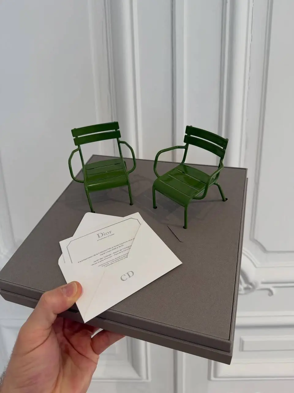 Как же круто Dior подошли к оформлению приглашения на недавний показ в Париже.
Для приглашённых гостей сделали культовые миниатюрные зелёные стулья из Люксембургского сада | Сетка — социальная сеть от hh.ru